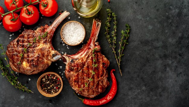 filetes: carne de res a la parrilla con especias, tomillo sobre un fondo de piedra. con espacio de copia para su texto