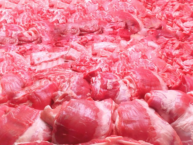 Filetes de carne roja de vacuno y cerdo en el mercado