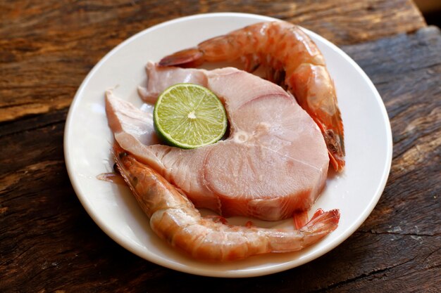 Foto filetes de cazón con limón, camarones grandes