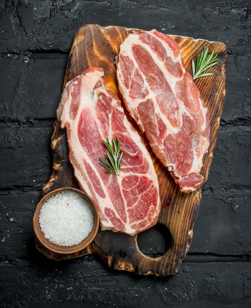 Filetes de cerdo crudo con hierbas aromáticas y especias