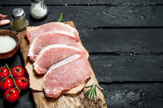 Filetes de cerdo crudos con especias