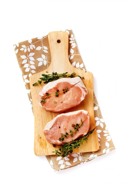 Foto filetes de cerdo crudos frescos en tabla de cortar