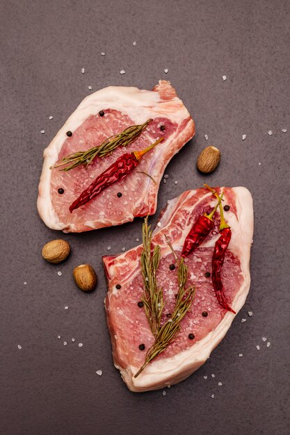 Filetes de cerdo crudos en mesa gris