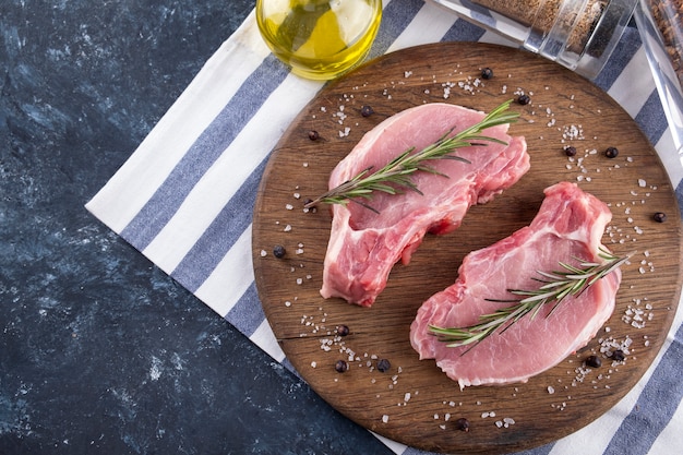 Filetes de cerdo crudos con romero y aceite de oliva