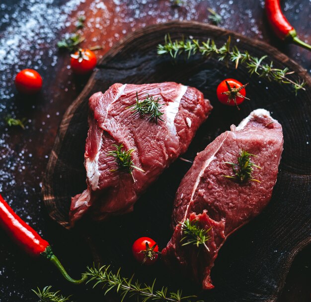 Filetes de cerdo fresco en pizarra