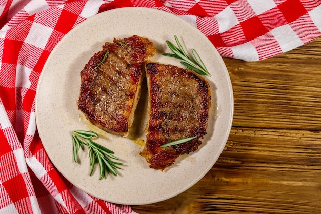 Filetes de cerdo a la parrilla con romero en la mesa de madera Vista superior