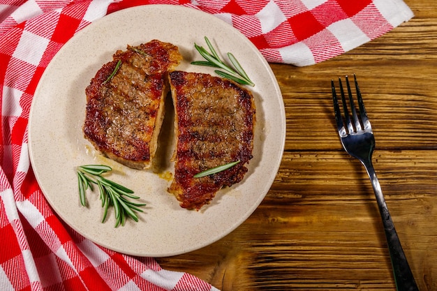 Filetes de cerdo a la parrilla con romero en la mesa de madera Vista superior