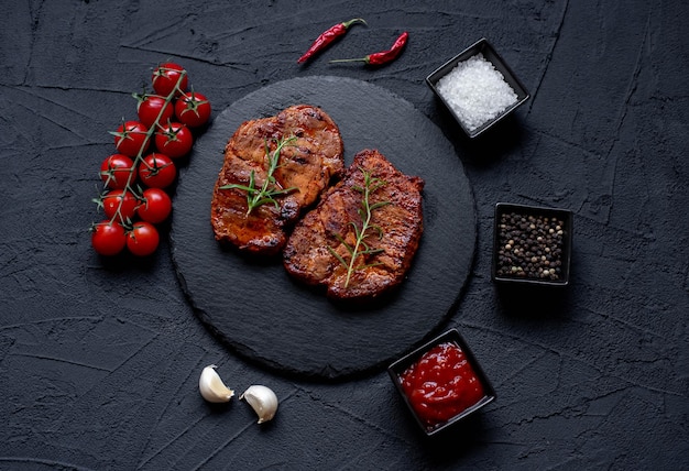 filetes de cerdo a la parrilla sobre fondo de piedra