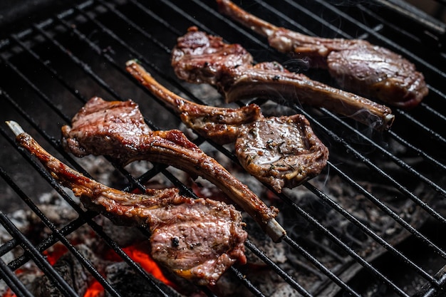 Filetes de chuleta de cordero a la parrilla en barbacoa, parrilla al aire libre con fuego. Vista superior.