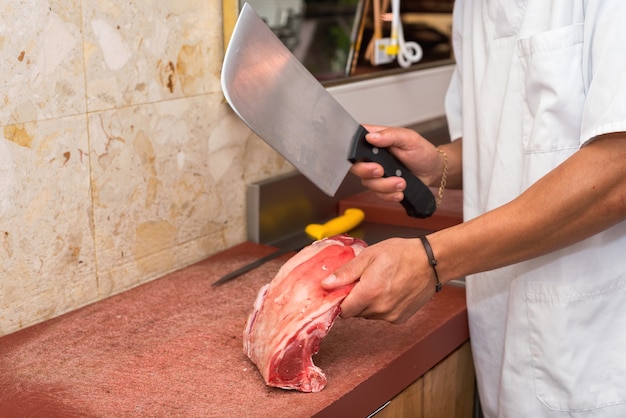 Filetes de corte de carnicero en la carnicería