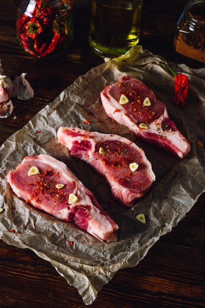 Filetes crudos con ají y ajo