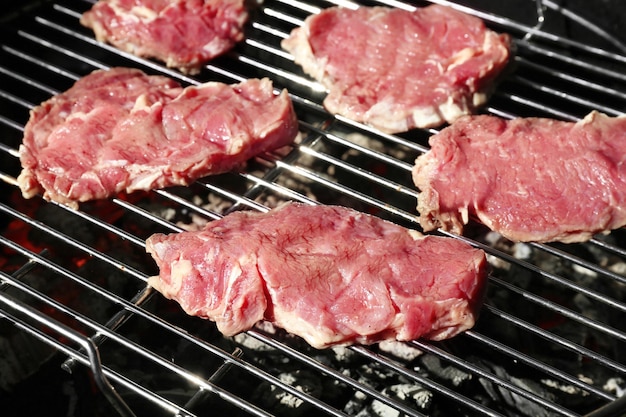 Filetes crudos a la parrilla al aire libre