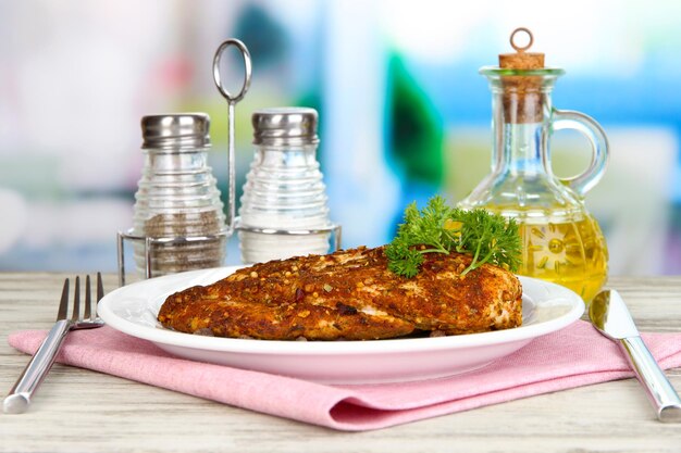 Filetes de frango assado na chapa branca sobre fundo brilhante