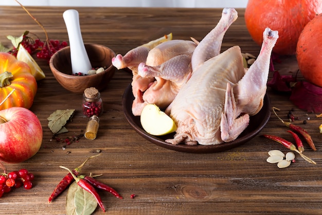 filetes de frango cru na tábua de madeira,