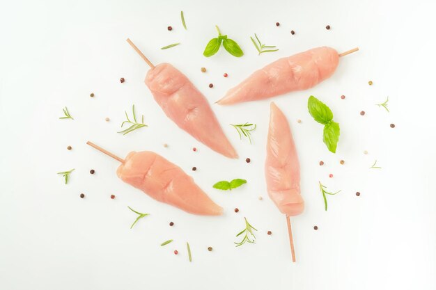 Foto filetes de peito de frango cru filetes de frango internos espetos alimentares conceito de espetos de frango cru