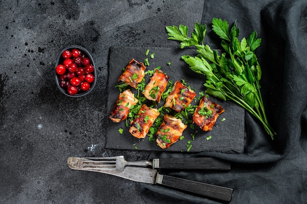 Filetes de peito de frango recheado enrolados