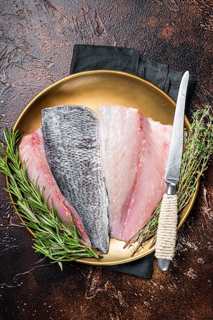 Filetes de peixe Dourada Frescos Crus prontos para cozinhar Fundo escuro Vista superior