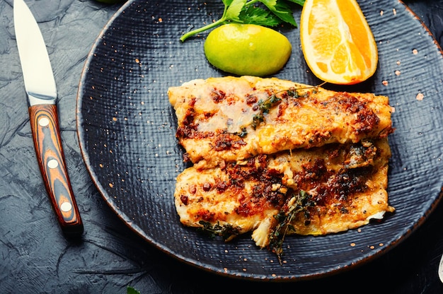 Filetes de peixe frito em óleo de laranja.