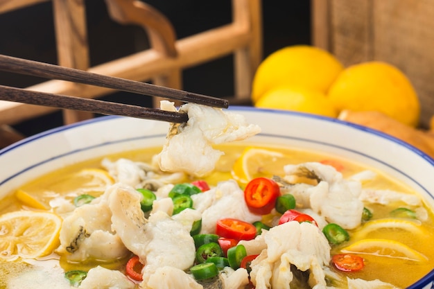 Filetes de perca de limão com comida chinesa