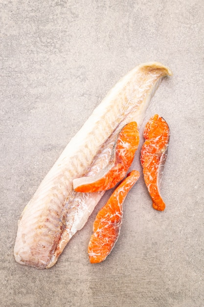 Filetes de pescada e pedaços de salmão