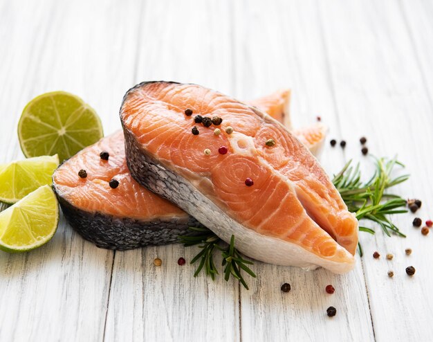 Filetes de salmão cru