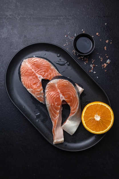 filetes de salmão em uma placa preta