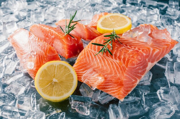 Filetes de salmão fresco com limão e romário no gelo para apresentação culinária
