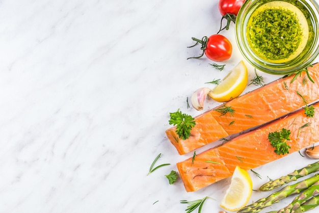 Filetes de salmão fresco na mesa de mármore branca