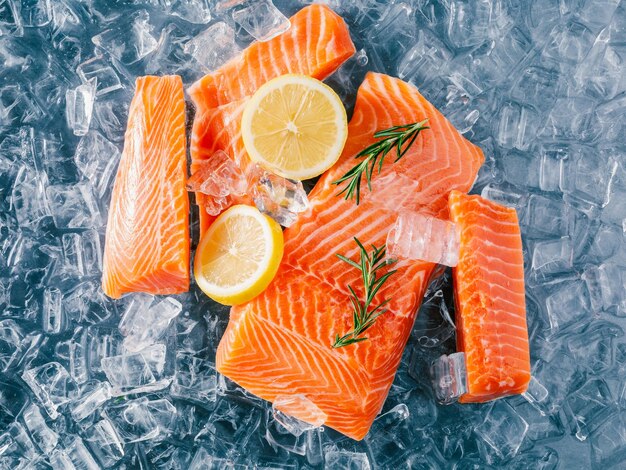 Filetes de salmão fresco no gelo adornados com fatias de limão e ervas frescas para apresentação culinária
