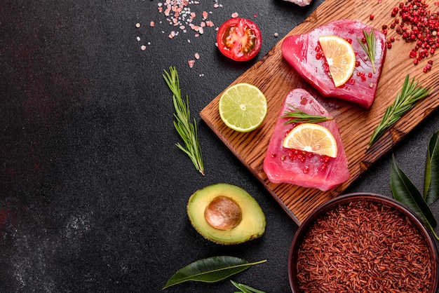 Filetes de filete de atún fresco con especias y hierbas