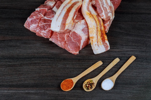 Filetes de filetes de cerdo de carne orgánica cruda para hornear a la parrilla o freír