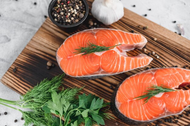 Filetes frescos de salmón rojo con especias