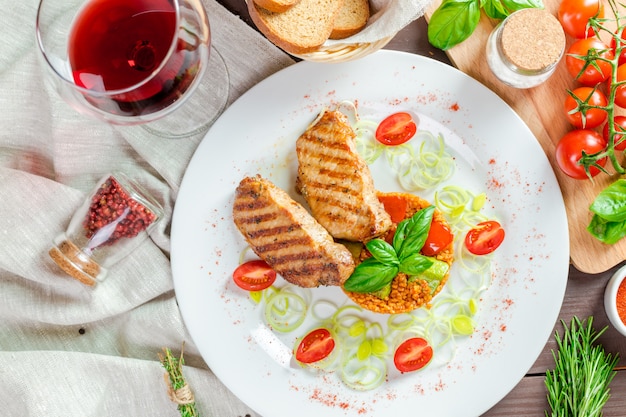 Foto filetes con granos de kuskus