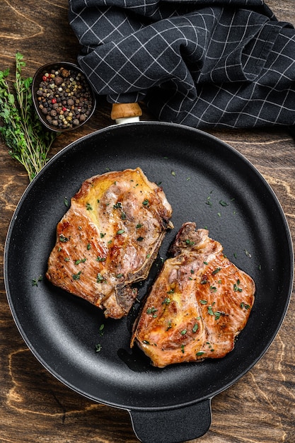 Foto filetes de lomo de cerdo frito en una sartén