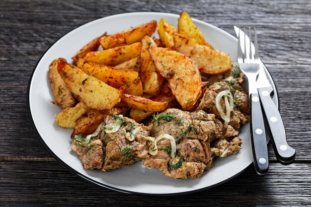 Filetes de lomo de cerdo a la parrilla con gajos de patata