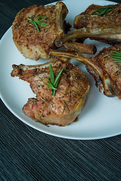 Filetes a la parrilla de costillas de cerdo con especias y hierbas.