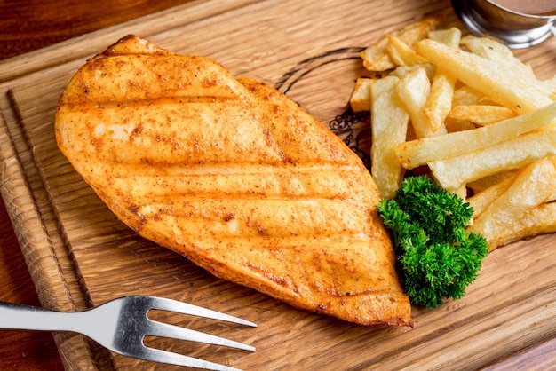 Filetes a la parrilla, papas al horno y verduras