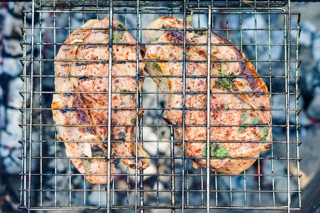 Filetes a la parrilla a la parrilla. Carne a las brasas, primer plano de la barbacoa.