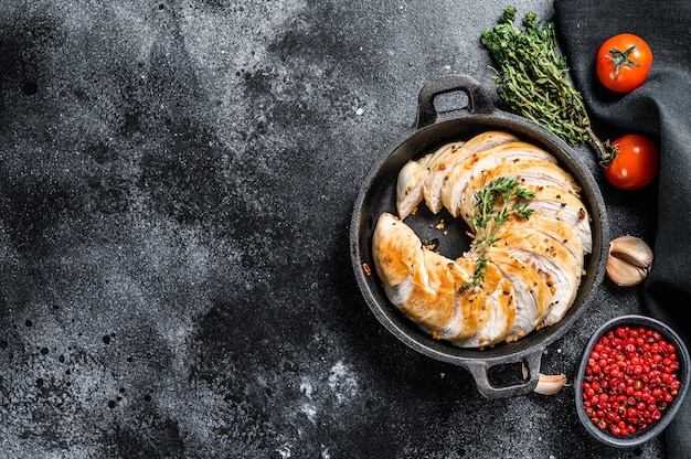 Filetes de pavo a la parrilla en rodajas en una sartén