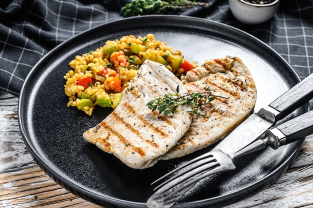 Filetes de pechuga de pavo a la parrilla con ensalada de quinua