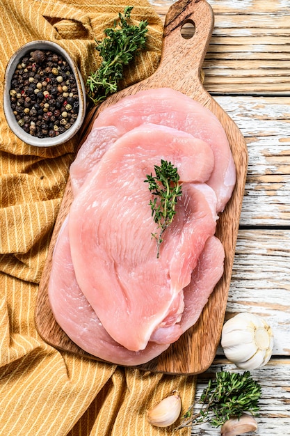 Filetes de pechuga de pavo en una tabla de cortar. carne fresca de aves de corral. Vista superior