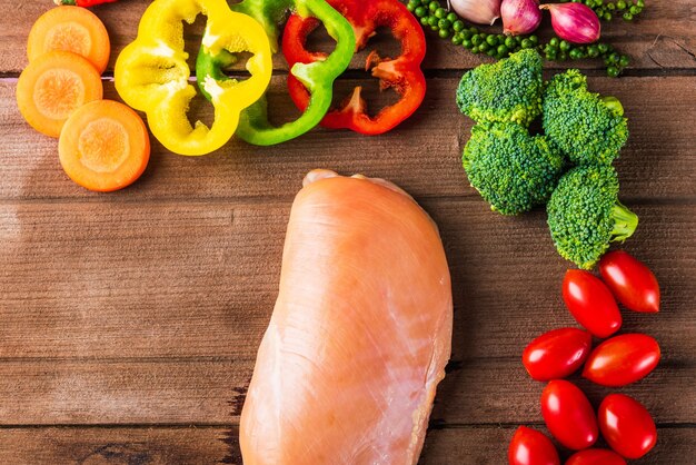 Filetes de pechuga de pollo frescos crudos sin cocer y vegetales