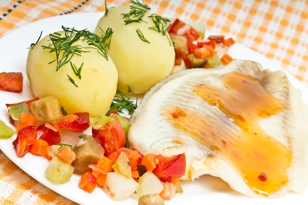 Foto filetes de pescado patatas al eneldo y verduras al vapor