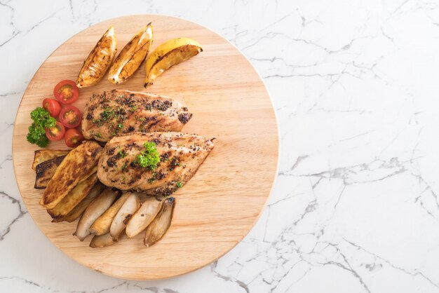 Filetes de pollo a la parrilla con verduras