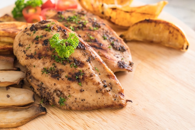 Filetes de pollo a la parrilla con verduras