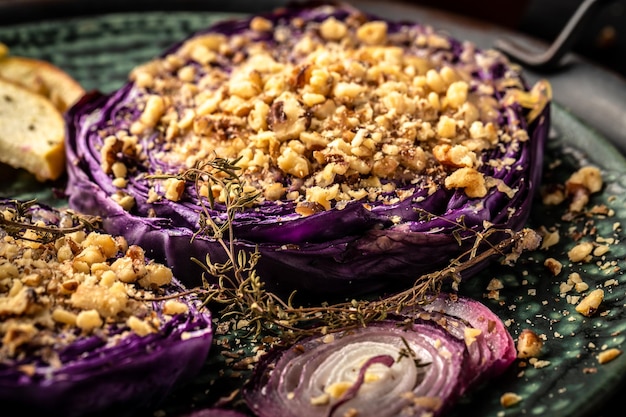 Filetes de repollo rojo asado vegano Fondo de receta de comida Cerrar tomillo balsámico asado repollo rojo membrillo y manzanas banner menú de catering receta lugar para la vista superior de texto