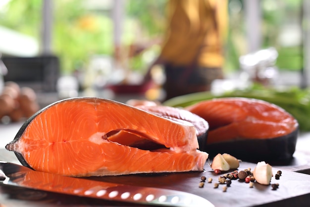 Filetes de salmón crudo fresco sobre una tabla para cortar en la cocina