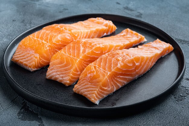 Filetes de salmón crudo, sobre fondo gris