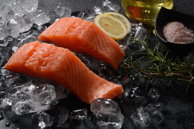 Filetes de salmón crudo sobre fondo de hielo