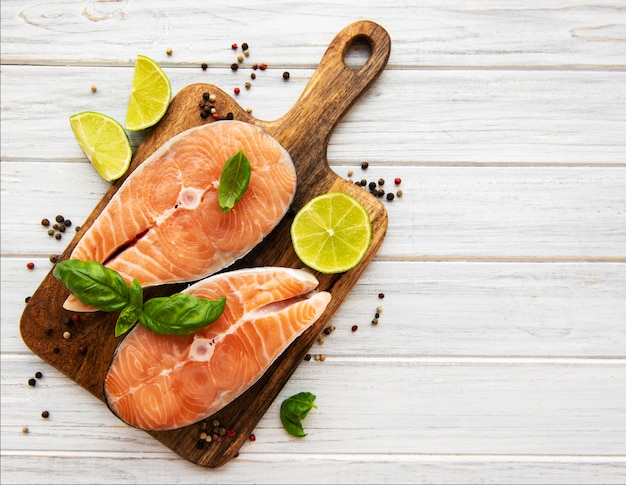 Filetes de salmón crudo en una tabla de madera